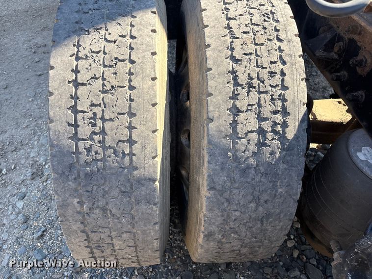 image for item EV2866 2007 Peterbilt 387 semi truck