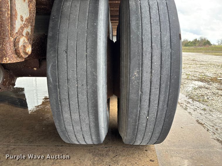 image for item FB3353 2001 Stoughton dry van trailer
