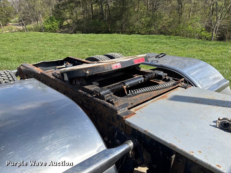 image for item FB3385 2007 Peterbilt 379 semi truck