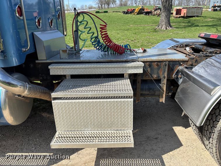 image for item FB3385 2007 Peterbilt 379 semi truck