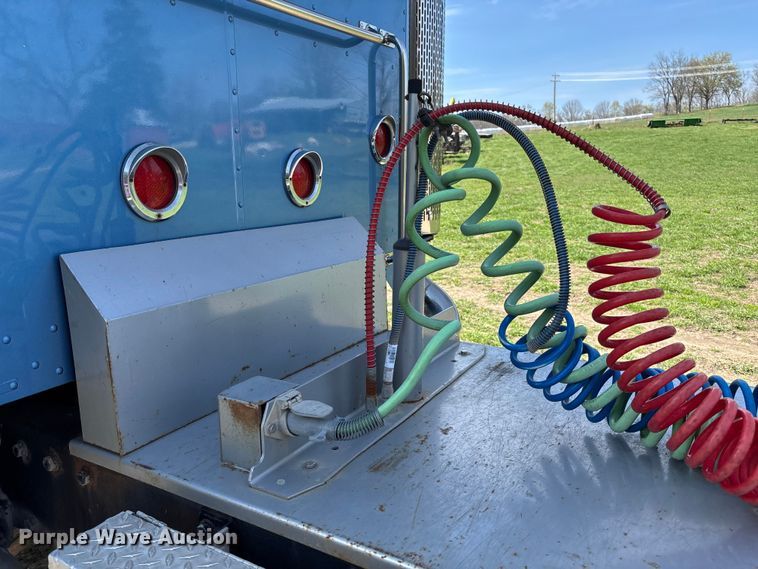 image for item FB3385 2007 Peterbilt 379 semi truck