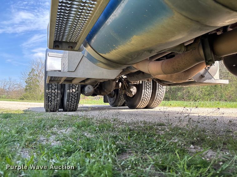 image for item FB3385 2007 Peterbilt 379 semi truck