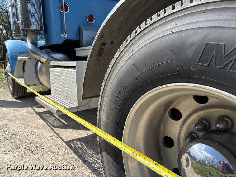 image for item FB3385 2007 Peterbilt 379 semi truck