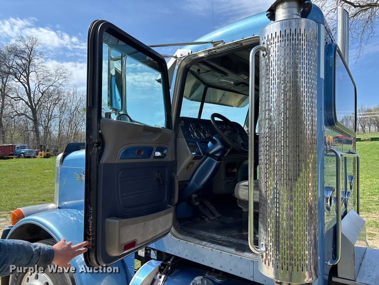 image for item FB3385 2007 Peterbilt 379 semi truck
