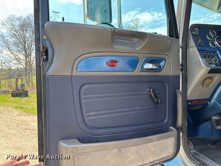 image for item FB3385 2007 Peterbilt 379 semi truck