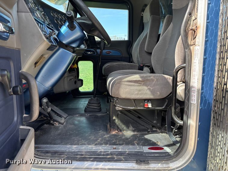 image for item FB3385 2007 Peterbilt 379 semi truck