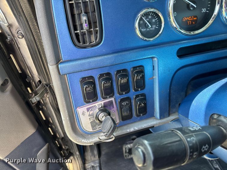 image for item FB3385 2007 Peterbilt 379 semi truck