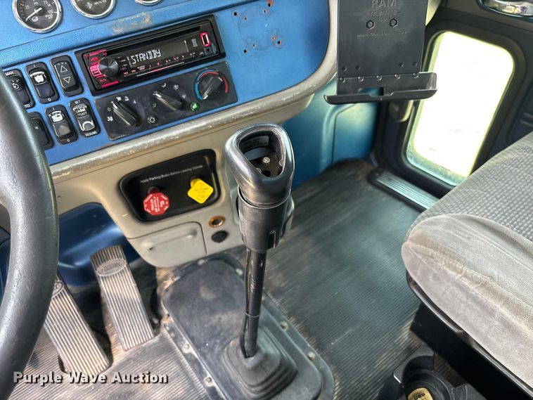 image for item FB3385 2007 Peterbilt 379 semi truck