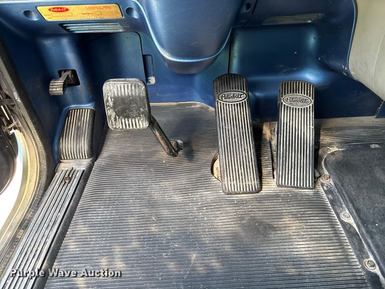 image for item FB3385 2007 Peterbilt 379 semi truck