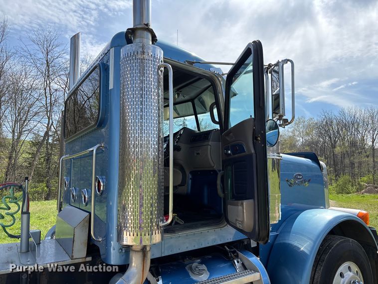 image for item FB3385 2007 Peterbilt 379 semi truck