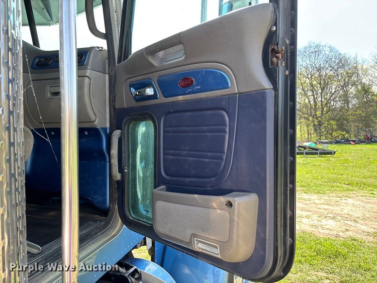 image for item FB3385 2007 Peterbilt 379 semi truck