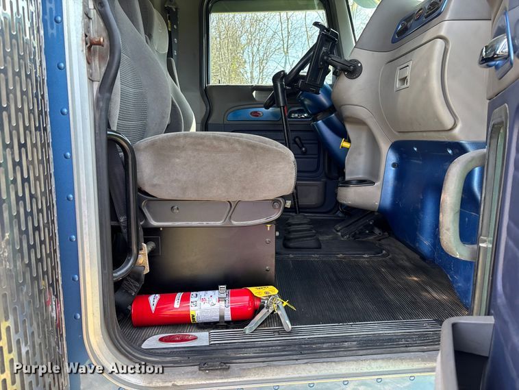 image for item FB3385 2007 Peterbilt 379 semi truck