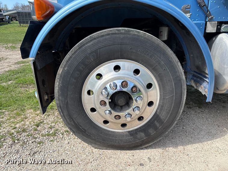 image for item FB3385 2007 Peterbilt 379 semi truck