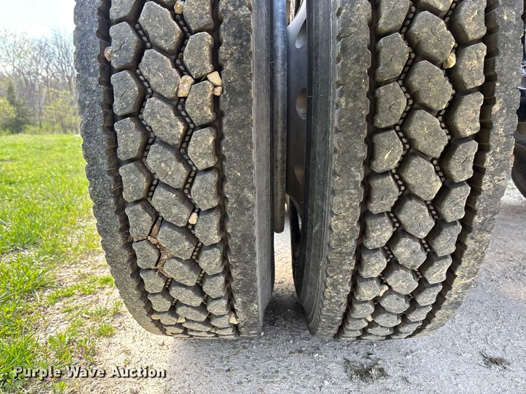 image for item FB3385 2007 Peterbilt 379 semi truck