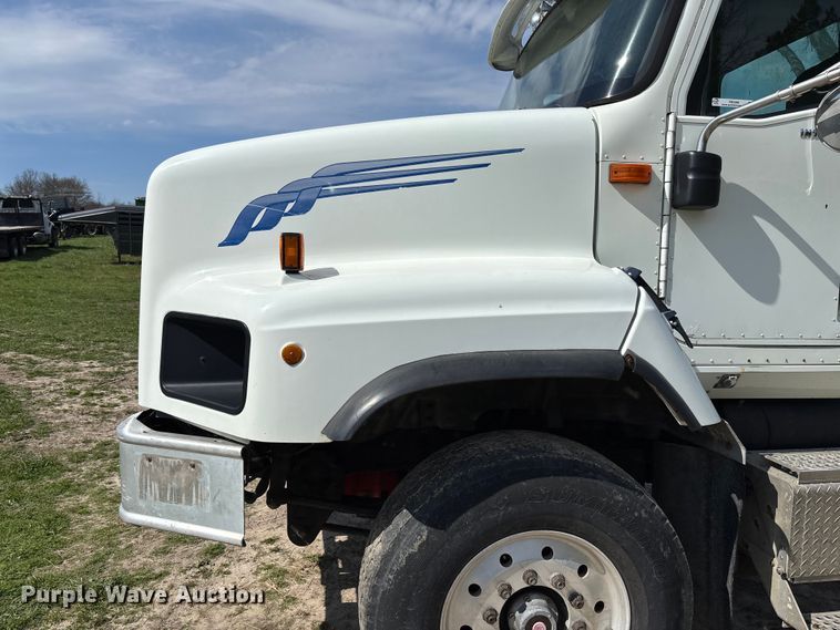 image for item FB3386 2006 International Paystar 5600i truck cab and chassis