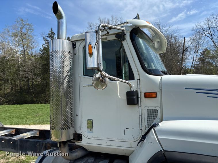 image for item FB3386 2006 International Paystar 5600i truck cab and chassis