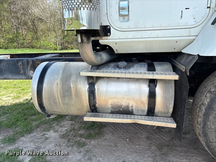 image for item FB3386 2006 International Paystar 5600i truck cab and chassis