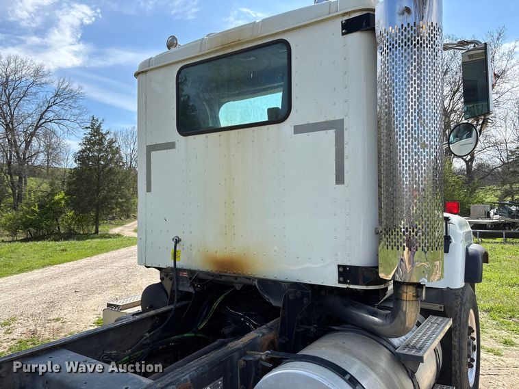 image for item FB3386 2006 International Paystar 5600i truck cab and chassis