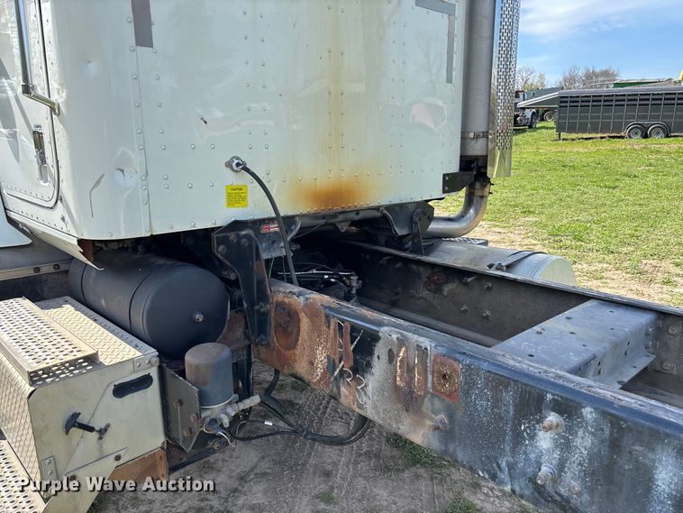 image for item FB3386 2006 International Paystar 5600i truck cab and chassis