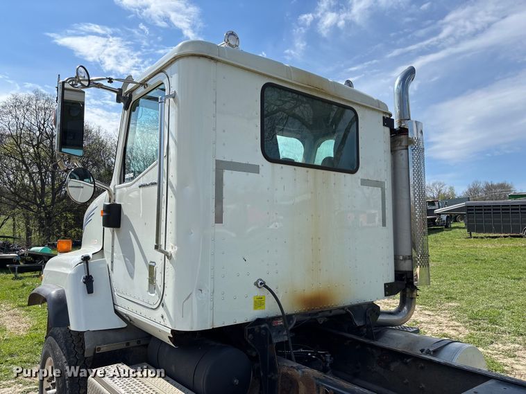 image for item FB3386 2006 International Paystar 5600i truck cab and chassis