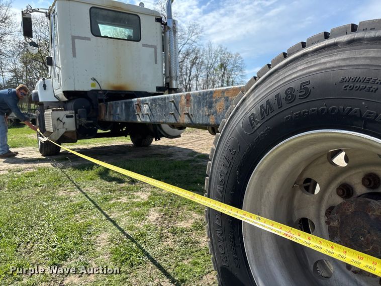 image for item FB3386 2006 International Paystar 5600i truck cab and chassis