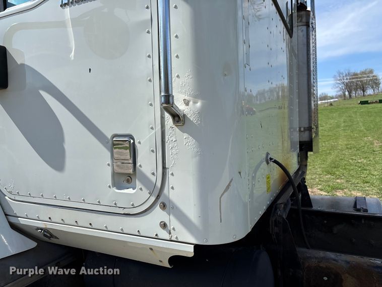 image for item FB3386 2006 International Paystar 5600i truck cab and chassis