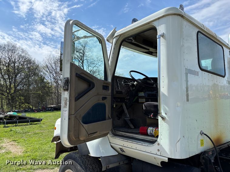 image for item FB3386 2006 International Paystar 5600i truck cab and chassis