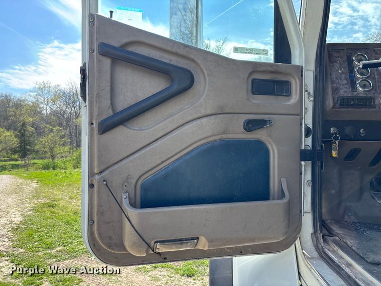 image for item FB3386 2006 International Paystar 5600i truck cab and chassis