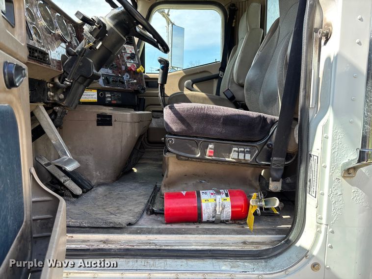 image for item FB3386 2006 International Paystar 5600i truck cab and chassis