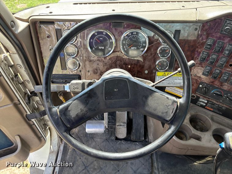 image for item FB3386 2006 International Paystar 5600i truck cab and chassis