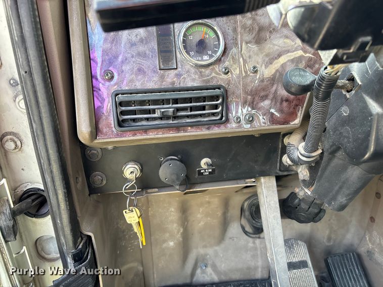 image for item FB3386 2006 International Paystar 5600i truck cab and chassis