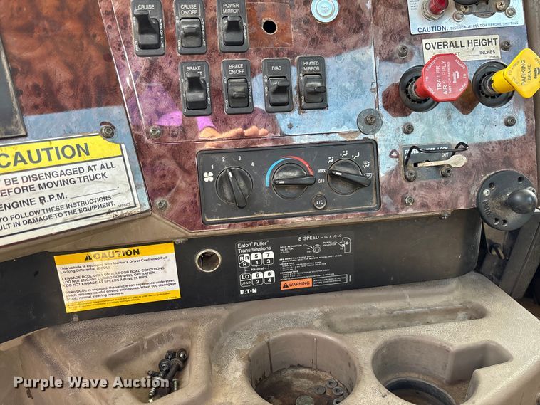 image for item FB3386 2006 International Paystar 5600i truck cab and chassis