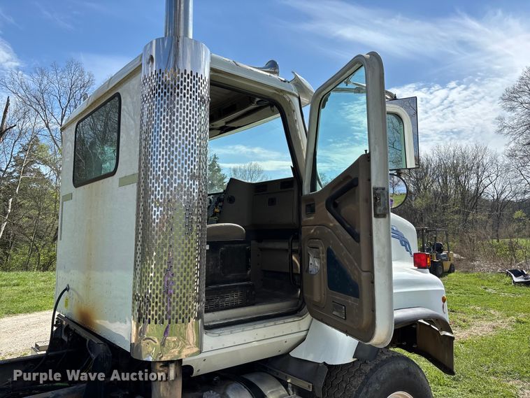 image for item FB3386 2006 International Paystar 5600i truck cab and chassis