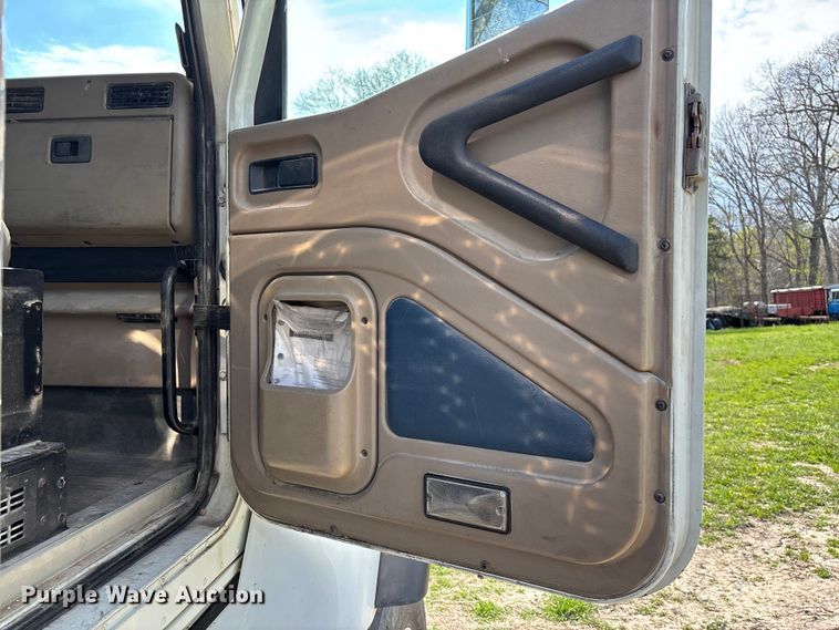 image for item FB3386 2006 International Paystar 5600i truck cab and chassis