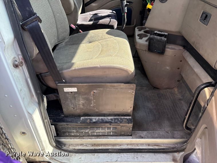 image for item FB3386 2006 International Paystar 5600i truck cab and chassis