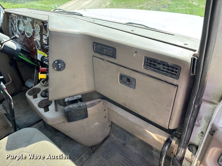 image for item FB3386 2006 International Paystar 5600i truck cab and chassis