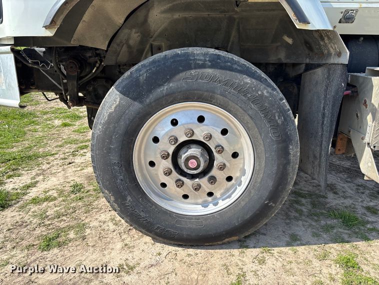 image for item FB3386 2006 International Paystar 5600i truck cab and chassis