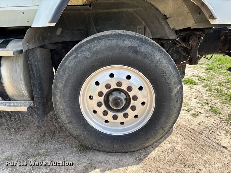 image for item FB3386 2006 International Paystar 5600i truck cab and chassis