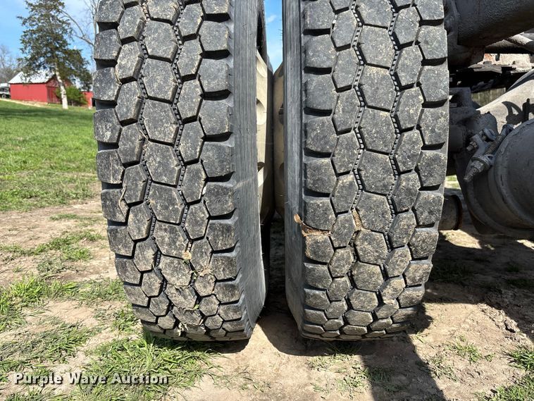 image for item FB3386 2006 International Paystar 5600i truck cab and chassis