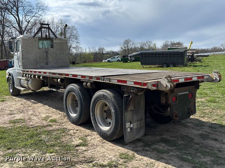 image for item FB3388 2002 Western Star 4900 flatbed truck