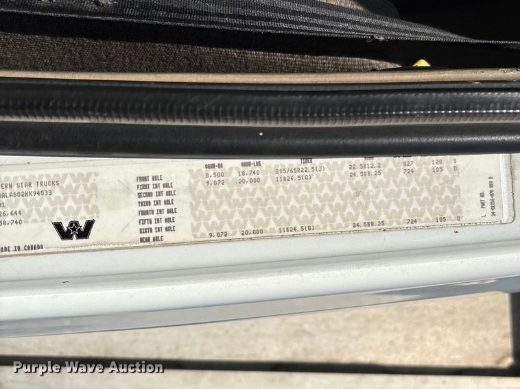 image for item FB3388 2002 Western Star 4900 flatbed truck