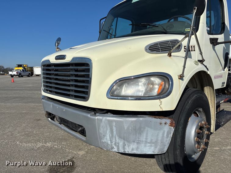 image for item FB3396 2008 Freightliner M2106 truck cab and chassis