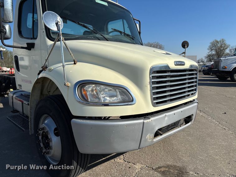 image for item FB3396 2008 Freightliner M2106 truck cab and chassis