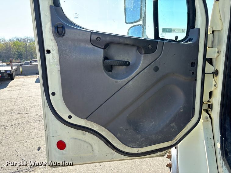 image for item FB3396 2008 Freightliner M2106 truck cab and chassis