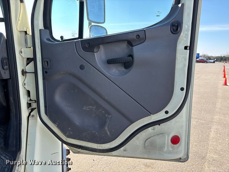 image for item FB3396 2008 Freightliner M2106 truck cab and chassis