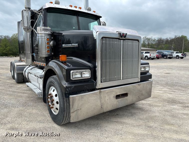 image for item FB3439 2013 Western Star 4900 semi truck