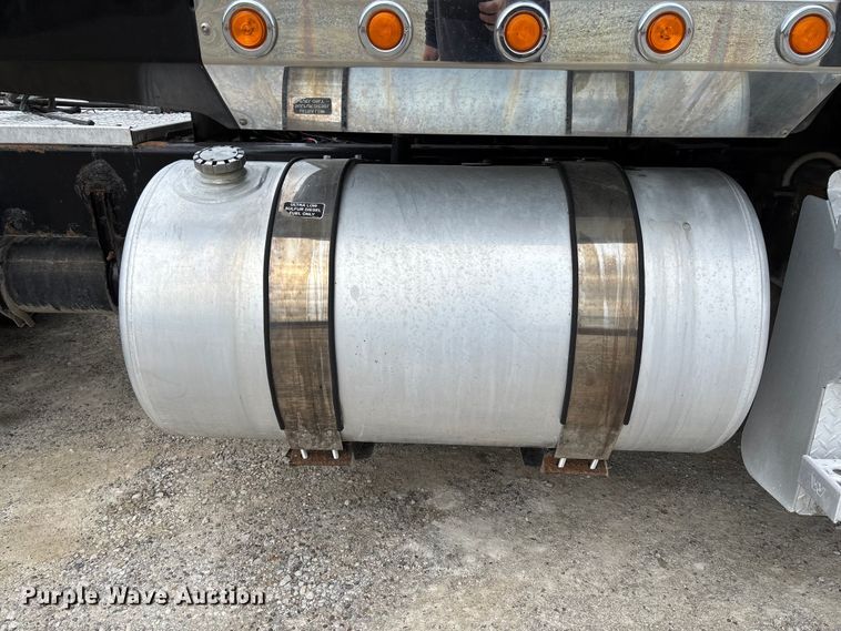 image for item FB3439 2013 Western Star 4900 semi truck