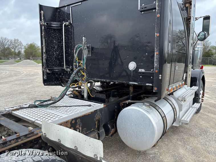 image for item FB3439 2013 Western Star 4900 semi truck