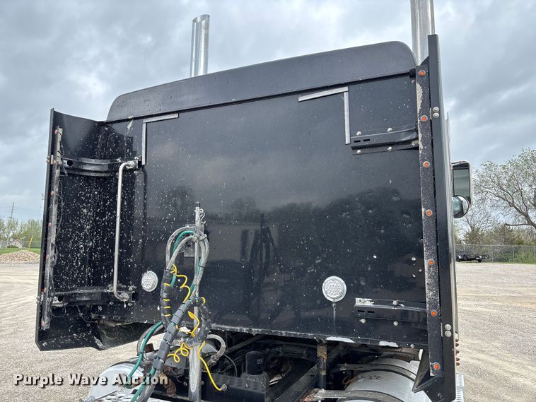 image for item FB3439 2013 Western Star 4900 semi truck