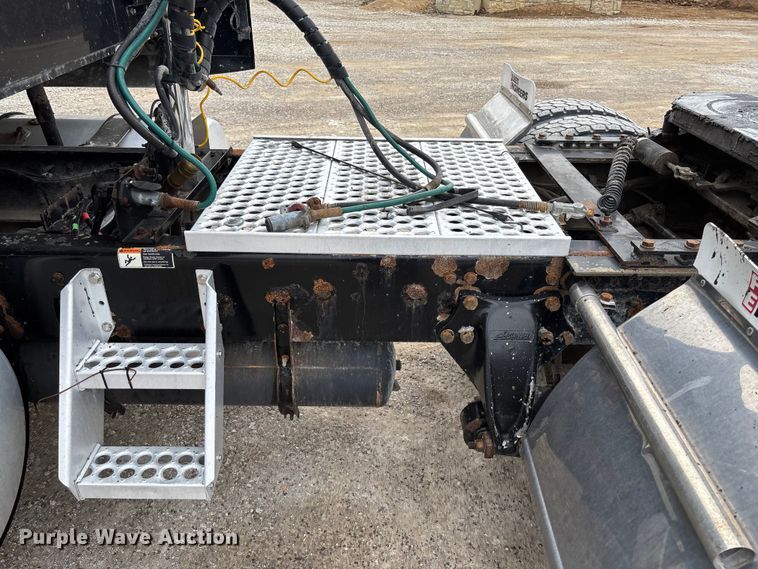 image for item FB3439 2013 Western Star 4900 semi truck